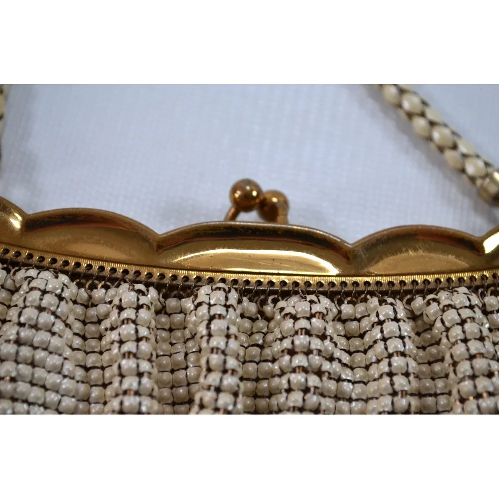 Vintage Whiting & Davis Cream Color Metal‎ Mesh Chainmail Coin Purse Kiss Lock